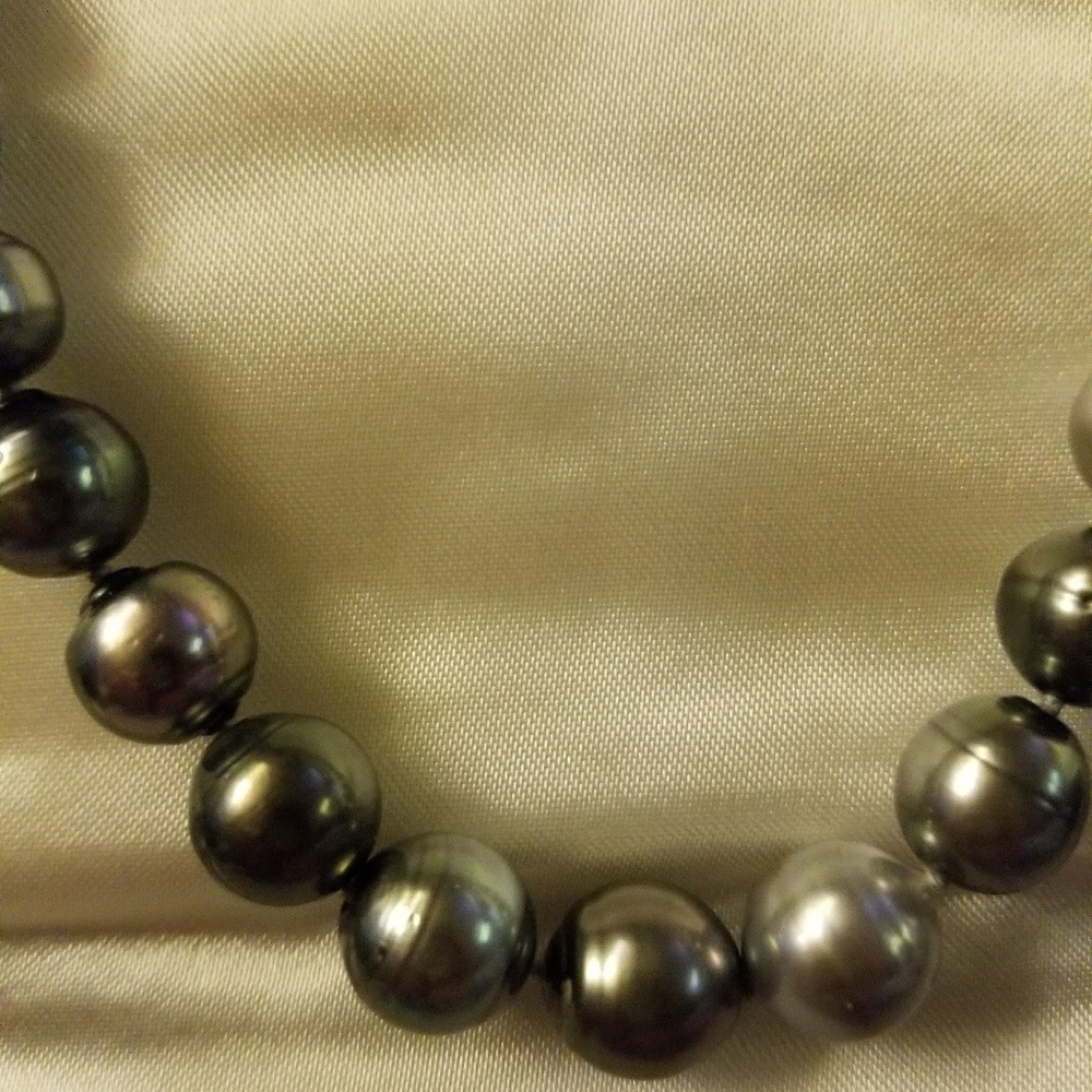Black Tahitian pearl necklace an earrings